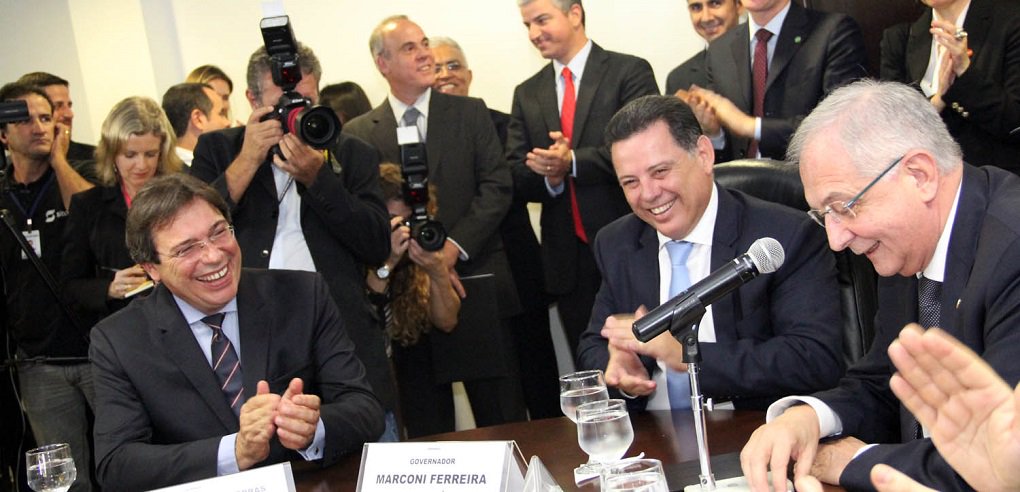 O Governo de Goiás e a Enel Brasil S.A selaram nesta terça-feira a privatização da Celg; Diretor global de Infraestrutura e Rede da Enel, Livio Gallo afirmou que o objetivo da empresa é transformar a Celg na distribuidora de energia "número Um" do País; “Estamos aplicando no Brasil as mais avançadas técnicas de automação de rede de distribuição para melhorar a qualidade dos serviços prestados. Em Goiás, identificamos uma grande oportunidade de crescimento e patamares acima da média nacional”, disse (Foto: José Barbacena) O Governo de Goiás e a Enel Brasil S.A selaram nesta terça-feira a privatização da Celg; Diretor global de Infraestrutura e Rede da Enel, Livio Gallo afirmou que o objetivo da empresa é transformar a Celg na distribuidora de energia "número Um" do País; “Estamos aplicando no Brasil as mais avançadas técnicas de automação de rede de distribuição para melhorar a qualidade dos serviços prestados. Em Goiás, identificamos uma grande oportunidade de crescimento e patamares acima da média nacional”, disse