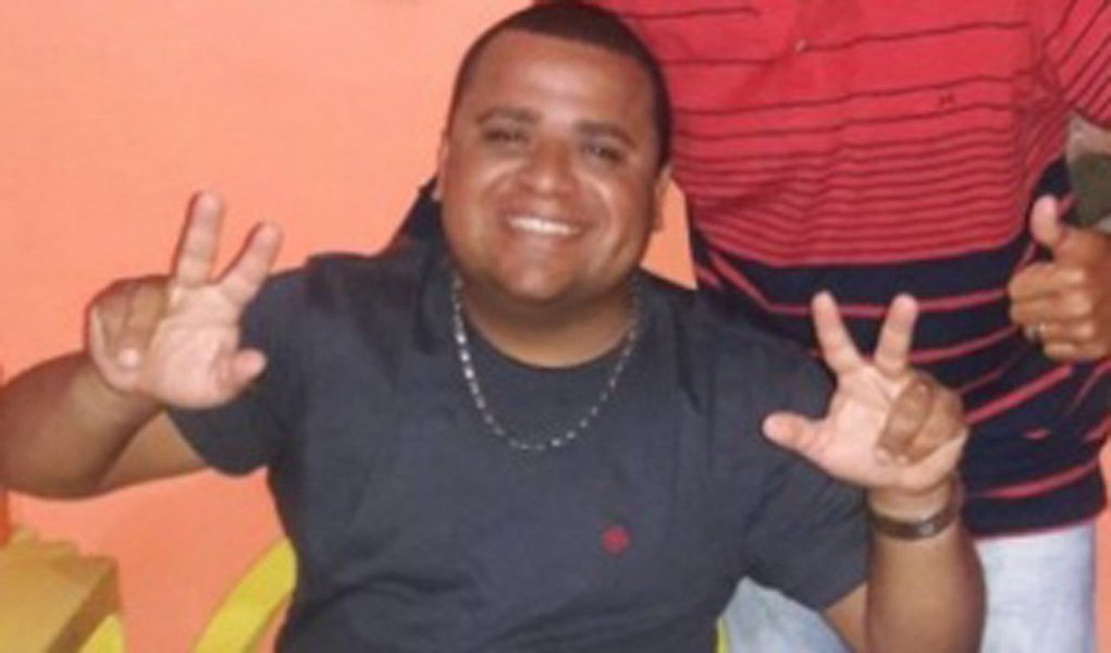 O cabo Erivan Oliveira, da Polícia Militar de Alagoas, baleado durante uma discussão nessa terça-feira (28), em Pernambuco, não resistiu aos ferimentos e morreu nesta quarta-feira (1º), enquanto estava sendo transferido de um hospital em Palmares-PE para o Recife; ele foi ferido após ter discutido com um guarda municipal que teria abordado e supostamente agredido seu filho durante uma ocorrência (Foto: Voney Malta) O cabo Erivan Oliveira, da Polícia Militar de Alagoas, baleado durante uma discussão nessa terça-feira (28), em Pernambuco, não resistiu aos ferimentos e morreu nesta quarta-feira (1º), enquanto estava sendo transferido de um hospital em Palmares-PE para o Recife; ele foi ferido após ter discutido com um guarda municipal que teria abordado e supostamente agredido seu filho durante uma ocorrência