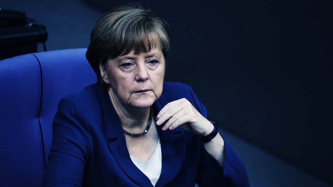 O Partido Social-Democrata da Alemanha (SPD), de centro-esquerda, ultrapassou os conservadores da chanceler Angela Merkel, da União Democrata-Cristã (CDU) e União Social-Cristã (CSU), em uma pesquisa de opinião realizada pelo instituto Emnid, pela primeira vez desde 2006; pesquisa de 1.885 eleitores mostrou que o SPD teria 33% dos votos na eleição, um ponto a mais que na semana passada, enquanto a CDU e seu partido irmão na Baviera, a CSU, teriam 32%, um ponto a menos (Foto: Romulo Faro) O Partido Social-Democrata da Alemanha (SPD), de centro-esquerda, ultrapassou os conservadores da chanceler Angela Merkel, da União Democrata-Cristã (CDU) e União Social-Cristã (CSU), em uma pesquisa de opinião realizada pelo instituto Emnid, pela primeira vez desde 2006; pesquisa de 1.885 eleitores mostrou que o SPD teria 33% dos votos na eleição, um ponto a mais que na semana passada, enquanto a CDU e seu partido irmão na Baviera, a CSU, teriam 32%, um ponto a menos
