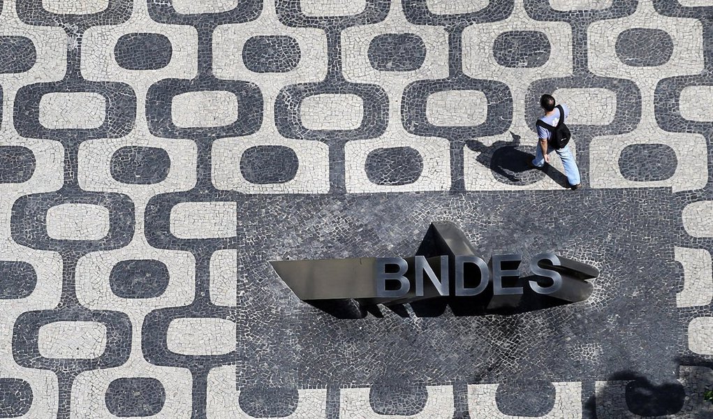 O BNDES criou um aplicativo móvel para o segmento de micro, pequenos e médios empresários; o app BNDES MPME será lançado oficialmente na Feira do Empreendedor 2017, que começa dia 18 em São Paulo, mas já está disponível para download em smartphones e em tablets nos sistemas Android e iOS (Foto: Leonardo Lucena) O BNDES criou um aplicativo móvel para o segmento de micro, pequenos e médios empresários; o app BNDES MPME será lançado oficialmente na Feira do Empreendedor 2017, que começa dia 18 em São Paulo, mas já está disponível para download em smartphones e em tablets nos sistemas Android e iOS