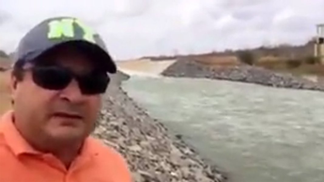 Em vídeo, cearense filma a água em dois reservatórios que traz a água do Rio São Francisco e agradece ao ex-presidente Lula; “E aqueles que pegaram carona nesse projeto e acham que tiveram alguma participação, aproveita, aproveita a água do Rio São Francisco”, provoca ele, em referência ao governo Temer; em sua página no Facebook, a equipe de Lula lembra que "muita gente tenta esconder a verdade ao dizer que as obras não tiveram resultados"; assista (Foto: Gisele Federicce) Em vídeo, cearense filma a água em dois reservatórios que traz a água do Rio São Francisco e agradece ao ex-presidente Lula; “E aqueles que pegaram carona nesse projeto e acham que tiveram alguma participação, aproveita, aproveita a água do Rio São Francisco”, provoca ele, em referência ao governo Temer; em sua página no Facebook, a equipe de Lula lembra que "muita gente tenta esconder a verdade ao dizer que as obras não tiveram resultados"; assista