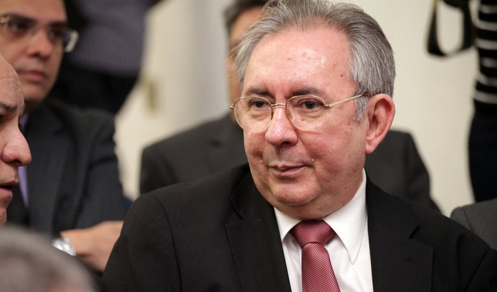 O ex-ministro João Henrique Sousa, atual vice-presidente do PMDB, garante que a maioria do partido é contra a adesão ao governo de Wellington Dias; a formalização desse acordo só interessaria a umas poucas pessoas; segundo João Henrique, a maioria dos delegados e militantes do PMDB condenam a aliança e defendem "fortemente" a candidatura própria a governador em 2018.
(Foto: Leonardo Lucena) O ex-ministro João Henrique Sousa, atual vice-presidente do PMDB, garante que a maioria do partido é contra a adesão ao governo de Wellington Dias; a formalização desse acordo só interessaria a umas poucas pessoas; segundo João Henrique, a maioria dos delegados e militantes do PMDB condenam a aliança e defendem "fortemente" a candidatura própria a governador em 2018.