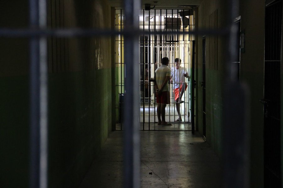 A Comissão de Direito Penitenciário da OAB-CE deve se reunir, nesta quarta-feira (22), com a Secretaria de Justiça do Estado do Ceará para analisar a situação carcerária no Estado. Entre os assuntos da reunião estão a superlotação dos presídios, ressocialização dos presos e concurso para agentes penitenciários
(Foto: Fatima 247) A Comissão de Direito Penitenciário da OAB-CE deve se reunir, nesta quarta-feira (22), com a Secretaria de Justiça do Estado do Ceará para analisar a situação carcerária no Estado. Entre os assuntos da reunião estão a superlotação dos presídios, ressocialização dos presos e concurso para agentes penitenciários