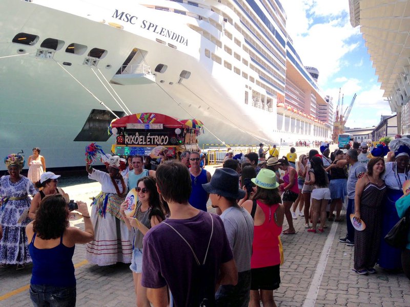 O Terminal Marítimo de Passageiros do Porto de Salvador deve receber mais de 9 mil turistas que virão em navios de cruzeiro durante o carnaval deste ano, de acordo com estimativa da prefeitura da capital; o governo municipal vai instalar postos de atendimento no porto, onde os turistas serão informados sobre opções de roteiro no carnaval, além de atrações culturais e gastronômicas; além dos visitantes que chegarão pelo mar, a prefeitura espera receber cerca de 450 mil turistas a mais, vindos de outras cidades da Bahia e quase 50 mil de outros estados do Brasil (Foto: Romulo Faro) O Terminal Marítimo de Passageiros do Porto de Salvador deve receber mais de 9 mil turistas que virão em navios de cruzeiro durante o carnaval deste ano, de acordo com estimativa da prefeitura da capital; o governo municipal vai instalar postos de atendimento no porto, onde os turistas serão informados sobre opções de roteiro no carnaval, além de atrações culturais e gastronômicas; além dos visitantes que chegarão pelo mar, a prefeitura espera receber cerca de 450 mil turistas a mais, vindos de outras cidades da Bahia e quase 50 mil de outros estados do Brasil