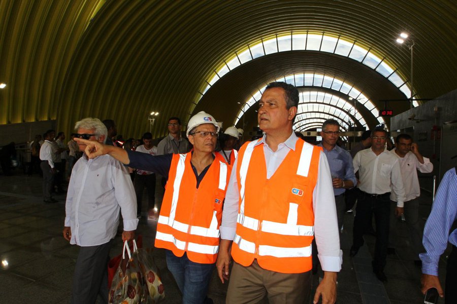 Em visita às obras do trecho entre as estações Rodoviária e Pituaçu do metrô de Salvador, nesta quinta-feira, o governador Rui Costa destacou a importância do modal para a cidade. "Com a chegada e a expansão do metrô, Salvador está se transformando numa capital mais moderna. Isso é importantíssimo para uma cidade que tem grande potencial turístico. O metrô faz toda a diferença", disse Rui, que percorreu o trajeto de 6,1 quilômetros que vai da Estação Rodoviária até a Estação Pituaçu, fazendo uma parada na Estação Pernambués; o trecho que compreende as estações Pernambués, Imbuí, CAB e Pituaçu, com embarque e desembarque, será inaugurado até maio (Foto: Romulo Faro) Em visita às obras do trecho entre as estações Rodoviária e Pituaçu do metrô de Salvador, nesta quinta-feira, o governador Rui Costa destacou a importância do modal para a cidade. "Com a chegada e a expansão do metrô, Salvador está se transformando numa capital mais moderna. Isso é importantíssimo para uma cidade que tem grande potencial turístico. O metrô faz toda a diferença", disse Rui, que percorreu o trajeto de 6,1 quilômetros que vai da Estação Rodoviária até a Estação Pituaçu, fazendo uma parada na Estação Pernambués; o trecho que compreende as estações Pernambués, Imbuí, CAB e Pituaçu, com embarque e desembarque, será inaugurado até maio
