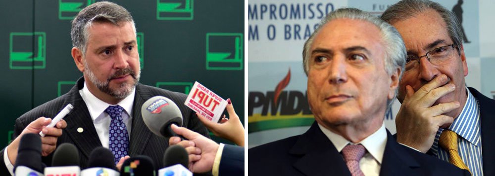 Em vídeo, o deputado federal Paulo Pimenta (PT-RS) destaca que "o clima é de terror" no Palácio do Planalto, depois que Eduardo Cunha encaminhou ao STJ uma lista com 19 perguntas envolvendo diretamente Michel Temer e Moreira Franco no comando do esquema de propina na Caixa Econômica Federal; "Cunha revela detalhes que não deixam dúvidas que 'Michel Fora Temer' é o líder da organização, o chefe da quadrilha", diz ele; "As próximas horas prometem novidades. A qualquer momento é possível que boa parte deste governo, formado por uma quadrilha, veja seus principais envolvidos sendo presos. E o Brasil inteiro quer uma única coisa: fala, Cunha", pede Pimenta; assista (Foto: Gisele Federicce) Em vídeo, o deputado federal Paulo Pimenta (PT-RS) destaca que "o clima é de terror" no Palácio do Planalto, depois que Eduardo Cunha encaminhou ao STJ uma lista com 19 perguntas envolvendo diretamente Michel Temer e Moreira Franco no comando do esquema de propina na Caixa Econômica Federal; "Cunha revela detalhes que não deixam dúvidas que 'Michel Fora Temer' é o líder da organização, o chefe da quadrilha", diz ele; "As próximas horas prometem novidades. A qualquer momento é possível que boa parte deste governo, formado por uma quadrilha, veja seus principais envolvidos sendo presos. E o Brasil inteiro quer uma única coisa: fala, Cunha", pede Pimenta; assista