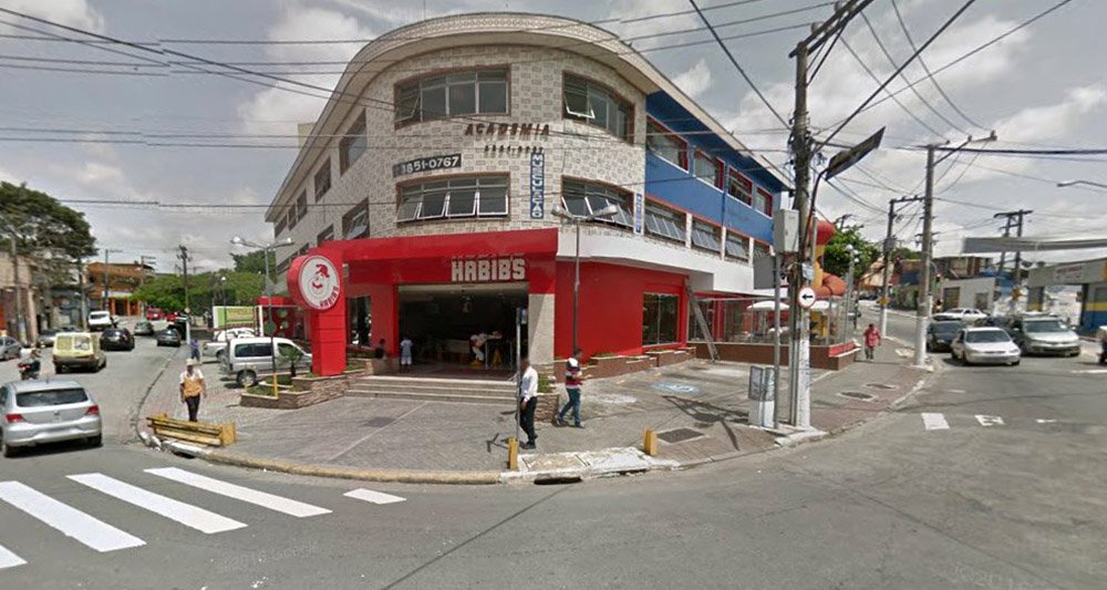 Em depoimento à Polícia Civil, a catadora de material reciclável Silvia Helena Troti afirmou que viu o adolescente João Victor Souza de Carvalho, de 13 anos, ser agredido por "um homem forte, gordo, moreno com uniforme do Habib's" e desmaiar em seguida; ela afirmou que o homem segurou o garoto pela gola da camisa e deu um soco na cabeça dele (Foto: Aquiles Lins) Em depoimento à Polícia Civil, a catadora de material reciclável Silvia Helena Troti afirmou que viu o adolescente João Victor Souza de Carvalho, de 13 anos, ser agredido por "um homem forte, gordo, moreno com uniforme do Habib's" e desmaiar em seguida; ela afirmou que o homem segurou o garoto pela gola da camisa e deu um soco na cabeça dele