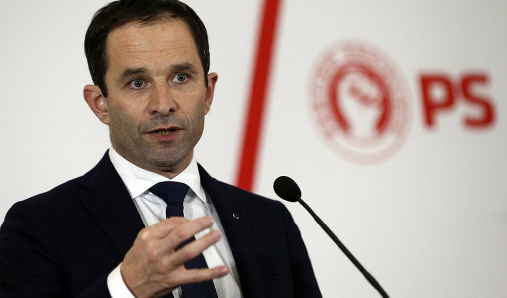 Após ecologista Yannick Jadot se retirar de corrida presidencial em favor de Hamon, o socialista deve se encontrar com Jean-Luc Mélenchon, líder da Frente de Esquerda, para discutir candidatura única contra Marine Le Pen, que segue à frente nas pesquisas; "Estou pronto para conversar sobre uma candidatura comum, e me considero em condições de representá-la", disse o candidato da ala mais à esquerda do partido Socialista, o mesmo do presidente francês, François Hollande (Foto: Aquiles Lins) Após ecologista Yannick Jadot se retirar de corrida presidencial em favor de Hamon, o socialista deve se encontrar com Jean-Luc Mélenchon, líder da Frente de Esquerda, para discutir candidatura única contra Marine Le Pen, que segue à frente nas pesquisas; "Estou pronto para conversar sobre uma candidatura comum, e me considero em condições de representá-la", disse o candidato da ala mais à esquerda do partido Socialista, o mesmo do presidente francês, François Hollande