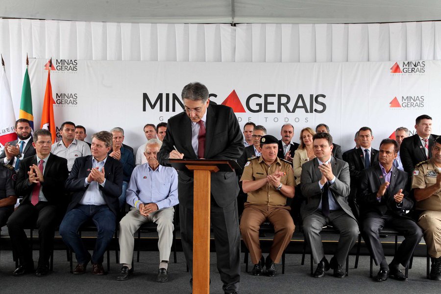 O governador Fernando Pimentel, determinou, em Divinópolis, Território Oeste, a liberação de R$ 3,3 milhões para a implantação do SAMU na região, que vai atender os casos de urgência e emergência e garantir o atendimento de cerca de 1,26 milhão de habitantes, distribuídos em 54 municípios; o anúncio foi feito durante a entrega de 35 viaturas à 7ª Região da Polícia Militar de Minas Gerais (PMMG) para policiamento urbano, rural, rodoviário e de meio ambiente (Foto: Leonardo Lucena) O governador Fernando Pimentel, determinou, em Divinópolis, Território Oeste, a liberação de R$ 3,3 milhões para a implantação do SAMU na região, que vai atender os casos de urgência e emergência e garantir o atendimento de cerca de 1,26 milhão de habitantes, distribuídos em 54 municípios; o anúncio foi feito durante a entrega de 35 viaturas à 7ª Região da Polícia Militar de Minas Gerais (PMMG) para policiamento urbano, rural, rodoviário e de meio ambiente