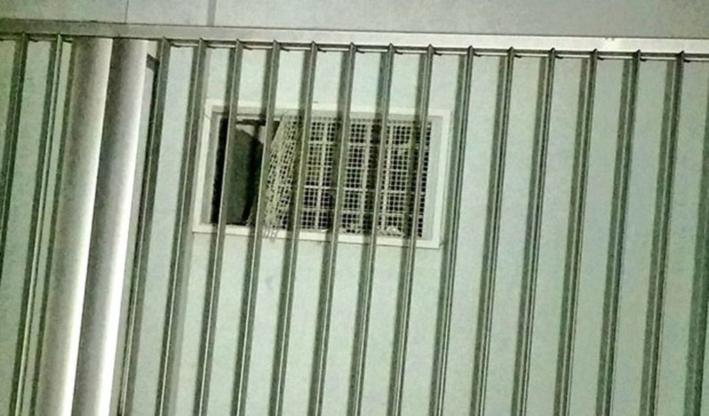 Quatro detentos fugiram neste feriadão da Delegacia de Pronto Atendimento de Canoas (DPPA), na Região Metropolitana de Porto Alegre; eles serraram as grades das celas da carceragem e, para que os policiais não escutassem o barulho da ação, cantaram e batucaram dentro da carceragem, aproveitando o período de carnaval (Foto: Leonardo Lucena) Quatro detentos fugiram neste feriadão da Delegacia de Pronto Atendimento de Canoas (DPPA), na Região Metropolitana de Porto Alegre; eles serraram as grades das celas da carceragem e, para que os policiais não escutassem o barulho da ação, cantaram e batucaram dentro da carceragem, aproveitando o período de carnaval