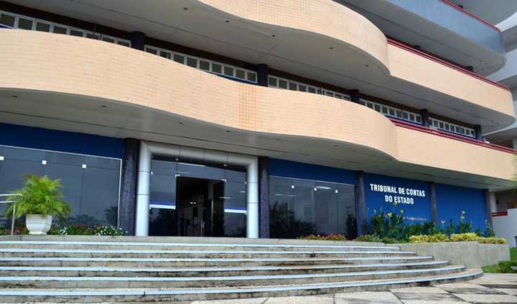 O Tribunal de Contas do Estado (TCE-PI) determinou a suspensão de três licitações realizadas por órgãos estaduais e prefeituras municipais na Quarta-Feira de Cinzas, 1º de março; as licitações totalizavam R$ 1 milhão; a decisão atendeu a pedido do procurador-geral do Ministério Público de Contas, Plínio Valente; ele justificou que, por serem realizadas na Quarta-Feira de Cinzas, as licitações apresentam indícios de desrespeito às regras da Lei das Licitações, como direcionamento e restrição à livre concorrência (Foto: Leonardo Lucena) O Tribunal de Contas do Estado (TCE-PI) determinou a suspensão de três licitações realizadas por órgãos estaduais e prefeituras municipais na Quarta-Feira de Cinzas, 1º de março; as licitações totalizavam R$ 1 milhão; a decisão atendeu a pedido do procurador-geral do Ministério Público de Contas, Plínio Valente; ele justificou que, por serem realizadas na Quarta-Feira de Cinzas, as licitações apresentam indícios de desrespeito às regras da Lei das Licitações, como direcionamento e restrição à livre concorrência