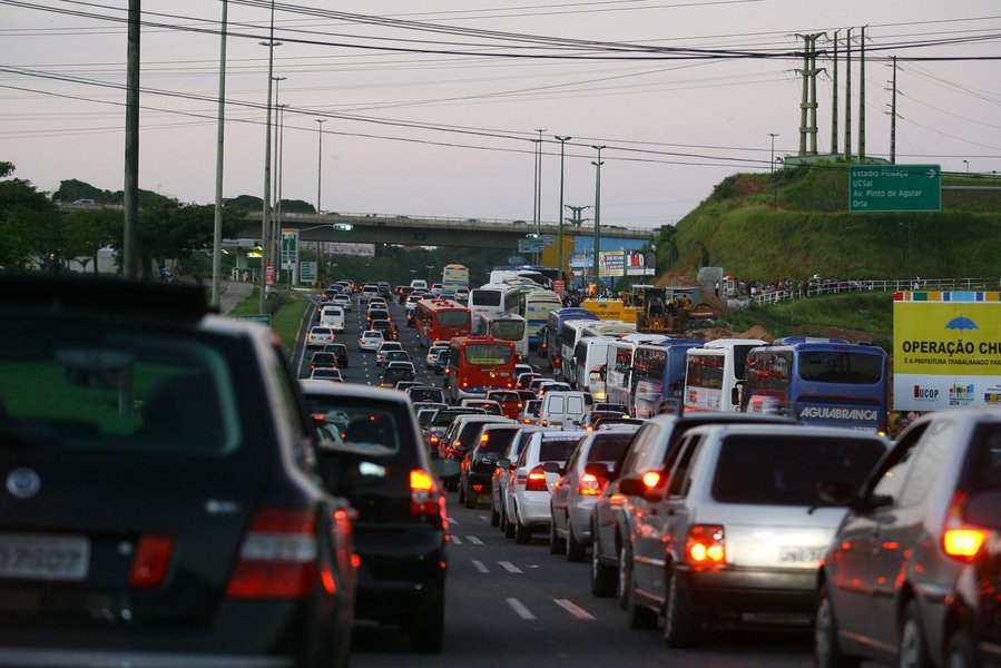 A capital baiana tem o 2º pior trânsito do Brasil, o 4º da América do Sul e 28º pior do mundo; o motorista soteropolitano passa em media 40 minutos por dia de tempo extra em engarrafamentos, o que totaliza 152 horas no trânsito por ano; pela manhã, o pior dia é segunda-feira; à tarde, o trânsito piora mais nas sextas-feiras; em 2016, o dia que registrou o maior congestionamento foi 8 de junho, uma quarta-feira (Foto: Romulo Faro) A capital baiana tem o 2º pior trânsito do Brasil, o 4º da América do Sul e 28º pior do mundo; o motorista soteropolitano passa em media 40 minutos por dia de tempo extra em engarrafamentos, o que totaliza 152 horas no trânsito por ano; pela manhã, o pior dia é segunda-feira; à tarde, o trânsito piora mais nas sextas-feiras; em 2016, o dia que registrou o maior congestionamento foi 8 de junho, uma quarta-feira