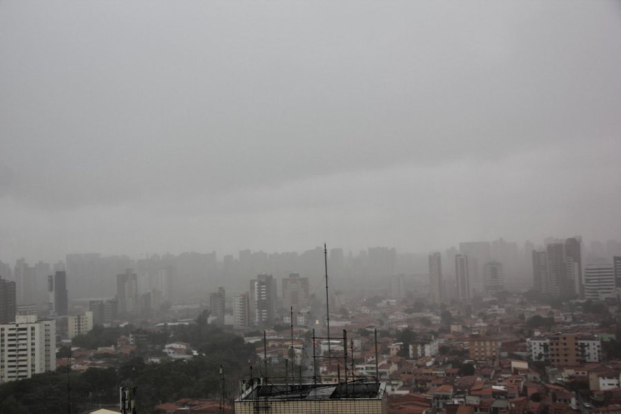 De acordo com boletim da Funceme, foram registradas chuvas em 124 municípios cearenses de 7h de quarta-feira (1) às 7h desta quinta-feira (2). As maiores precipitações ocorreram em Itaiçaba, com 121.4 mm; Iracema, com 70 mm; Maracanaú, com 70mm; e Quixeramobim, com 60mm. A situação dos açudes do Estado, no entanto, ainda preocupa
(Foto: Rodrigo Rocha) De acordo com boletim da Funceme, foram registradas chuvas em 124 municípios cearenses de 7h de quarta-feira (1) às 7h desta quinta-feira (2). As maiores precipitações ocorreram em Itaiçaba, com 121.4 mm; Iracema, com 70 mm; Maracanaú, com 70mm; e Quixeramobim, com 60mm. A situação dos açudes do Estado, no entanto, ainda preocupa