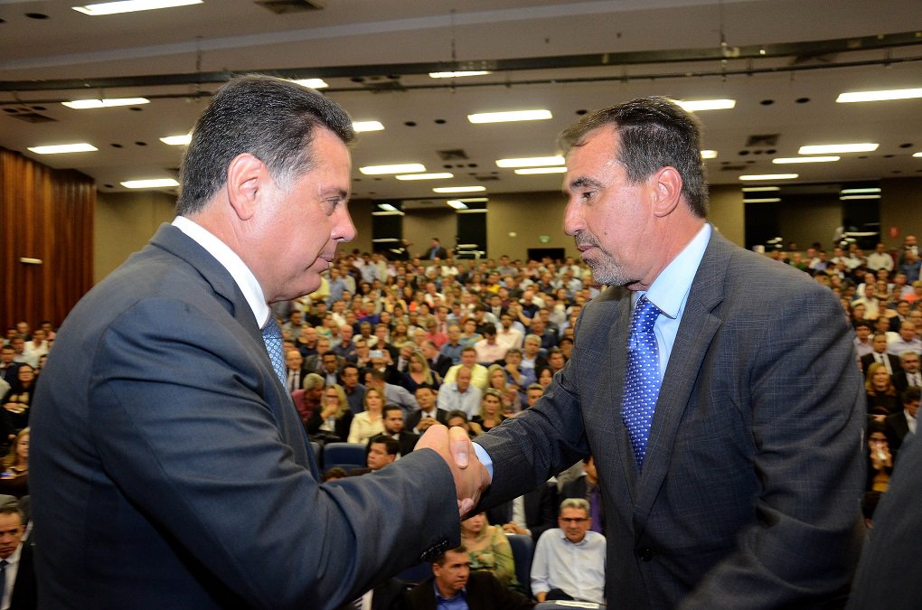 “Goiás está na vanguarda da habitação no País”, disse o presidente da Caixa, Gilberto Occhi, nesta segunda-feira, em Goiânia, durante evento de assinatura do termo de cooperação entre Governo de Goiás e governo federal para construção de 30 mil casas nos 246 municípios goianos; Goiás é o primeiro estado a ser atendido com parceria na área da habitação após anúncio de ampliação do programa Minha Casa, Minha Vida; pela parceria, o governo federal, por meio da Caixa, viabiliza recursos do programa Minha Casa, Minha Vida, do FGTS e federais; prefeituras devem ceder os terrenos para a construção das casas, e o Governo de Goiás viabiliza a parceria ao conceder Cheques Mais Moradia de até R$ 15 mil (Foto: José Barbacena) “Goiás está na vanguarda da habitação no País”, disse o presidente da Caixa, Gilberto Occhi, nesta segunda-feira, em Goiânia, durante evento de assinatura do termo de cooperação entre Governo de Goiás e governo federal para construção de 30 mil casas nos 246 municípios goianos; Goiás é o primeiro estado a ser atendido com parceria na área da habitação após anúncio de ampliação do programa Minha Casa, Minha Vida; pela parceria, o governo federal, por meio da Caixa, viabiliza recursos do programa Minha Casa, Minha Vida, do FGTS e federais; prefeituras devem ceder os terrenos para a construção das casas, e o Governo de Goiás viabiliza a parceria ao conceder Cheques Mais Moradia de até R$ 15 mil
