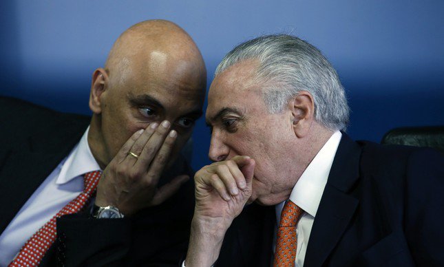 O ilegítimo Michel Temer (PMDB) obstrui a operação Lava Jato ao indicar Alexandre Moraes para o STF. A “Solução Michel” já fora cantada no vazamento das gravações de Romero Jucá (PMDB-RR) em maio de 2016. O tucano Alexandre Moraes terá o papel de “revisar” as delações da Lava Jato haja vista que ele herdará os processos do falecido ministro Teori Zavascki (Foto: Esmael Morais) O ilegítimo Michel Temer (PMDB) obstrui a operação Lava Jato ao indicar Alexandre Moraes para o STF. A “Solução Michel” já fora cantada no vazamento das gravações de Romero Jucá (PMDB-RR) em maio de 2016. O tucano Alexandre Moraes terá o papel de “revisar” as delações da Lava Jato haja vista que ele herdará os processos do falecido ministro Teori Zavascki