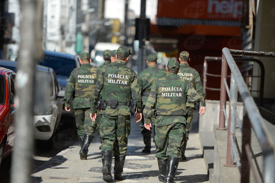 Policiais de diferentes unidades, incluindo cavalaria e polícia ambiental, apresentaram-se diretamente nos locais determinados pela corporação sem passar pelos quartéis para evitar o bloqueio feito na entrada dos batalhões pelo movimento de mulheres acampadas há nove dias em protesto por melhorias salariais, que continua (Foto: Gisele Federicce) Policiais de diferentes unidades, incluindo cavalaria e polícia ambiental, apresentaram-se diretamente nos locais determinados pela corporação sem passar pelos quartéis para evitar o bloqueio feito na entrada dos batalhões pelo movimento de mulheres acampadas há nove dias em protesto por melhorias salariais, que continua