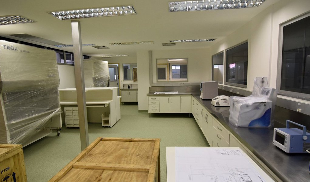 O Maranhão iniciou a implantação do Centro de Processamento de Tecidos e Células, que será o primeiro banco público do estado de coleta de sangue para transplantes como o de medula óssea; o governo estadual, por meio da Secretaria de Estado da Saúde (SES), vai disponibilizar o espaço físico e recursos humanos para o funcionamento do banco de coleta na Maternidade Benedito Leite e para o banco de armazenamento do material coletado, que funcionará no Centro de Hematologia e Hemoterapia do Maranhão (Hemomar); os equipamentos serão doados pelo Ministério da Saúde (MS) (Foto: Leonardo Lucena) O Maranhão iniciou a implantação do Centro de Processamento de Tecidos e Células, que será o primeiro banco público do estado de coleta de sangue para transplantes como o de medula óssea; o governo estadual, por meio da Secretaria de Estado da Saúde (SES), vai disponibilizar o espaço físico e recursos humanos para o funcionamento do banco de coleta na Maternidade Benedito Leite e para o banco de armazenamento do material coletado, que funcionará no Centro de Hematologia e Hemoterapia do Maranhão (Hemomar); os equipamentos serão doados pelo Ministério da Saúde (MS)