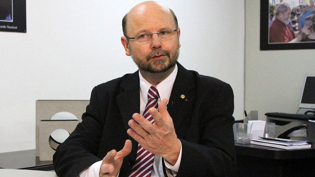 "A reforma do governo Temer inviabiliza os municípios. Essa crueldade nas maldades do governo Temer não tem limite", diz o deputado federal Elvino Bohn Gass (PT-RS); em 69% dos municípios do Rio Grande do Sul, a Previdência é mais importante como fonte de recursos do que a soma dos repasses do ICMS e do FPM (Foto: Aquiles Lins) "A reforma do governo Temer inviabiliza os municípios. Essa crueldade nas maldades do governo Temer não tem limite", diz o deputado federal Elvino Bohn Gass (PT-RS); em 69% dos municípios do Rio Grande do Sul, a Previdência é mais importante como fonte de recursos do que a soma dos repasses do ICMS e do FPM
