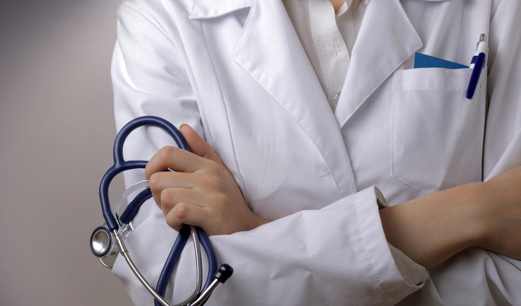 A Secretaria de Estado da Saúde (Sesapi) torna pública a realização de concurso para preenchimento de 32 vagas para médicos em oito especialidades para o quadro de funcionários efetivos da rede hospitalar estadual; os médicos irão atuar em hospitais de referência em 11 municípios; o salário para todas as especialidades será de R$ 8.474,91; confira as vagas (Foto: Leonardo Lucena) A Secretaria de Estado da Saúde (Sesapi) torna pública a realização de concurso para preenchimento de 32 vagas para médicos em oito especialidades para o quadro de funcionários efetivos da rede hospitalar estadual; os médicos irão atuar em hospitais de referência em 11 municípios; o salário para todas as especialidades será de R$ 8.474,91; confira as vagas