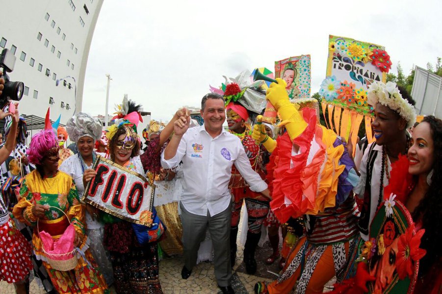 O carnaval de Salvador terá mais de 100 atrações gratuitas em seis dias de festa, conforme programação da pipoca, anunciada nesta terça-feira (14) pelo governador Rui Costa, na Concha Acústica do Teatro Castro Alves; "Nossa prioridade continua sendo o carnaval de rua, o carnaval sem cordas, e por isso o governo do Estado mantém seu apoio não somente aos blocos tradicionais – como os blocos afro – e uma ajuda articulada de empresas privadas para viabilizar a saída desses blocos, priorizando o folião que não pode pagar", disse Rui (Foto: Romulo Faro) O carnaval de Salvador terá mais de 100 atrações gratuitas em seis dias de festa, conforme programação da pipoca, anunciada nesta terça-feira (14) pelo governador Rui Costa, na Concha Acústica do Teatro Castro Alves; "Nossa prioridade continua sendo o carnaval de rua, o carnaval sem cordas, e por isso o governo do Estado mantém seu apoio não somente aos blocos tradicionais – como os blocos afro – e uma ajuda articulada de empresas privadas para viabilizar a saída desses blocos, priorizando o folião que não pode pagar", disse Rui