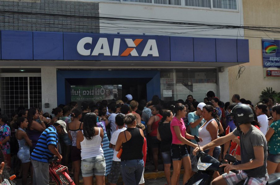 Exatamente 156.785 alagoanos têm o direito de sacar o FGTS (Fundo de Garantia por Tempo de Serviço) a partir de contas inativas; o montante a ser pago a estes trabalhadores equivale a cerca de R$ 128 milhões; saques nas contas inativas estarão disponíveis a partir de 10 de março (Foto: Voney Malta) Exatamente 156.785 alagoanos têm o direito de sacar o FGTS (Fundo de Garantia por Tempo de Serviço) a partir de contas inativas; o montante a ser pago a estes trabalhadores equivale a cerca de R$ 128 milhões; saques nas contas inativas estarão disponíveis a partir de 10 de março