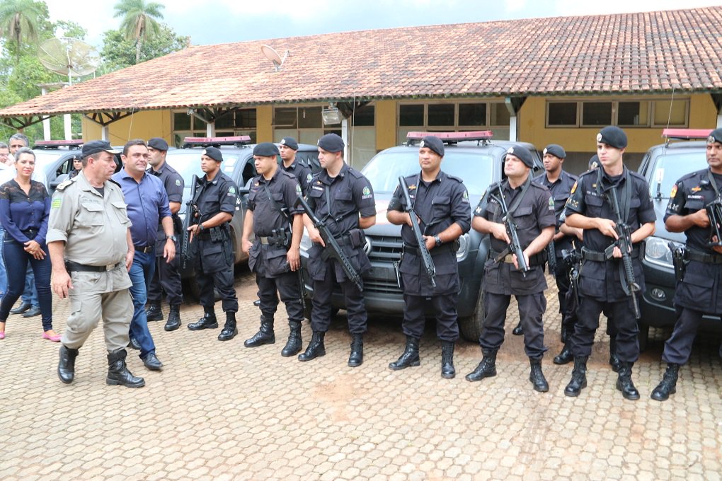 Em meio à crise de segurança pública que afeta o Espírito Santo, o site G1 fez levantamento para apurar o salário inicial de policiais militares em todos os estados; Goiás é o estado com o melhor salário: R$ 4.570,59; no Distrito Federal e Roraima, o salário dos policiais é pago com verba da União; pior salário é o pago pelo Espírito Santo, onde a categoria está em greve; em Goiás, o governador Marconi Perillo concedeu reajuste de 12,33% aos servidores da Segurança Pública, em novembro de 2016 (Foto: José Barbacena) Em meio à crise de segurança pública que afeta o Espírito Santo, o site G1 fez levantamento para apurar o salário inicial de policiais militares em todos os estados; Goiás é o estado com o melhor salário: R$ 4.570,59; no Distrito Federal e Roraima, o salário dos policiais é pago com verba da União; pior salário é o pago pelo Espírito Santo, onde a categoria está em greve; em Goiás, o governador Marconi Perillo concedeu reajuste de 12,33% aos servidores da Segurança Pública, em novembro de 2016
