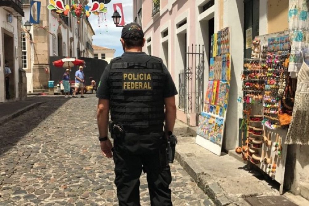 Com o aumento do número de visitantes na capital baiana, a Polícia Federal deflagrou nesta segunda-feira a Operação Conversão, no Pelourinho, região com grande fluxo de turistas; objetivo, segundo a PF, foi combater o câmbio ilegal, feito sem autorização do Banco Central; 15 policiais cumpriram quatro mandados de busca e apreensão na sede de quatro empresas de turismo; mesmo sem autorização, os estabelecimentos anunciavam publicamente o serviço de câmbio devido ao aumento do fluxo de turistas neste período (Foto: Romulo Faro) Com o aumento do número de visitantes na capital baiana, a Polícia Federal deflagrou nesta segunda-feira a Operação Conversão, no Pelourinho, região com grande fluxo de turistas; objetivo, segundo a PF, foi combater o câmbio ilegal, feito sem autorização do Banco Central; 15 policiais cumpriram quatro mandados de busca e apreensão na sede de quatro empresas de turismo; mesmo sem autorização, os estabelecimentos anunciavam publicamente o serviço de câmbio devido ao aumento do fluxo de turistas neste período
