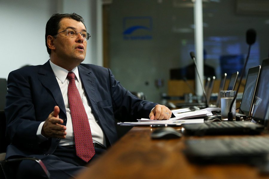 A sabatina na Comissão de Constituição, Justiça e Cidadania (CCJ) do Senado será feita depois de cumprido o prazo regimental de cinco dias a partir da leitura do parecer do relator, senador Eduardo Braga (PMDB-AM), que ocorreu nesta terça; a base do governo Temer chegou a manobrar para tentar adiantar a sabatina, mas uma questão de ordem do senador Randolfe Rodrigues (Rede-AP) foi acatada pelo senador Antonio Anastasia (PSDB-MG), que presidiu a sessão, e fez com que a data fosse mesmo na próxima terça 21 (Foto: Gisele Federicce) A sabatina na Comissão de Constituição, Justiça e Cidadania (CCJ) do Senado será feita depois de cumprido o prazo regimental de cinco dias a partir da leitura do parecer do relator, senador Eduardo Braga (PMDB-AM), que ocorreu nesta terça; a base do governo Temer chegou a manobrar para tentar adiantar a sabatina, mas uma questão de ordem do senador Randolfe Rodrigues (Rede-AP) foi acatada pelo senador Antonio Anastasia (PSDB-MG), que presidiu a sessão, e fez com que a data fosse mesmo na próxima terça 21