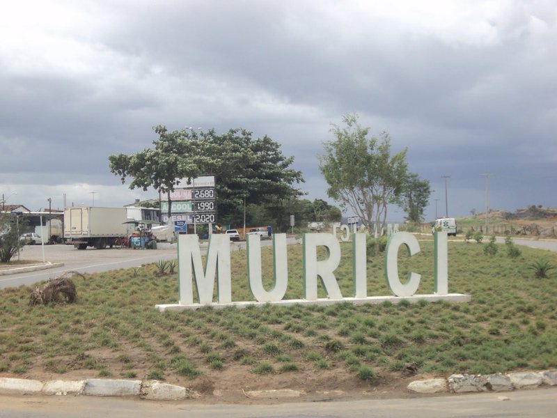 Após ser presa em Murici, no interior de Alagoas, uma mulher confessou que matou o marido, esquartejou o corpo e o enterrou no quintal de casa por suspeitar que estivesse sendo traída; a vítima estava desaparecida há cinco dias; o casal estava junto há 17 anos e tinha um filho de 14 anos (Foto: Voney Malta) Após ser presa em Murici, no interior de Alagoas, uma mulher confessou que matou o marido, esquartejou o corpo e o enterrou no quintal de casa por suspeitar que estivesse sendo traída; a vítima estava desaparecida há cinco dias; o casal estava junto há 17 anos e tinha um filho de 14 anos