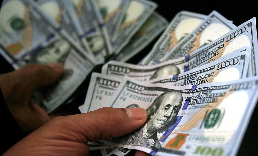 As contas externas iniciaram este ano com déficit de US$ 5,085 bilhões, de acordo com dados do Banco Central divulgados nesta sexta-feira 17; em janeiro de 2016, o saldo negativo das transações correntes - compras e vendas de mercadorias e serviços e transferências de renda do país com o mundo – foi menor, tendo ficado em US$ 4,817 bilhões (Foto: Gisele Federicce) As contas externas iniciaram este ano com déficit de US$ 5,085 bilhões, de acordo com dados do Banco Central divulgados nesta sexta-feira 17; em janeiro de 2016, o saldo negativo das transações correntes - compras e vendas de mercadorias e serviços e transferências de renda do país com o mundo – foi menor, tendo ficado em US$ 4,817 bilhões