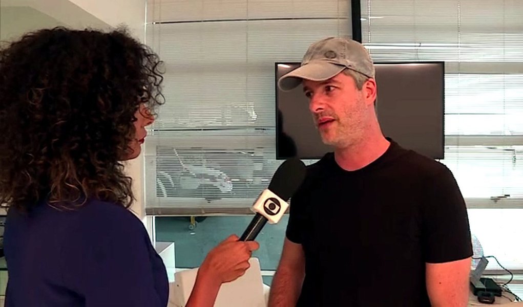 No Fantástico, da TV Globo, o cantor sertanejo se recusou, porém, a responder às perguntas feitas pela repórter, segundo ele "para não expor a família"; "Eu jamais agrediria alguém na minha vida, muito menos minha esposa, que está grávida do João", disse (Foto: Gisele Federicce) No Fantástico, da TV Globo, o cantor sertanejo se recusou, porém, a responder às perguntas feitas pela repórter, segundo ele "para não expor a família"; "Eu jamais agrediria alguém na minha vida, muito menos minha esposa, que está grávida do João", disse