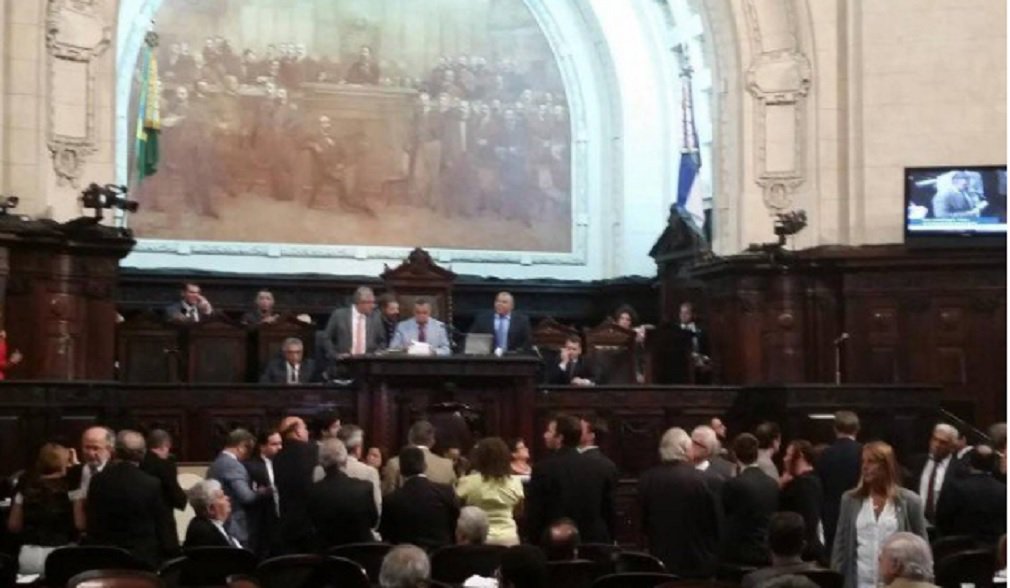 Apesar dos protestos de servidores, a Assembleia Legislativa do Rio de Janeiro (Alerj) aprovou, no final da manhã desta segunda-feira, o texto-base enviado pelo governo do estado do Rio de Janeiro, propondo a privatização da Companha Estadual de Água e Esgoto (Cedae); a proposta recebeu 41 votos favoráveis e 28 contrários; os deputados da base do governo, que são maioria, derrubaram hoje as 211 emendas apresentadas ao longo de duas semanas de debate, por meio do Colégio de Líderes; expectativa é que ao longo da tarde sejam lidas até 20 emendas, apresentadas pelos partidos como destaques (Foto: José Barbacena) Apesar dos protestos de servidores, a Assembleia Legislativa do Rio de Janeiro (Alerj) aprovou, no final da manhã desta segunda-feira, o texto-base enviado pelo governo do estado do Rio de Janeiro, propondo a privatização da Companha Estadual de Água e Esgoto (Cedae); a proposta recebeu 41 votos favoráveis e 28 contrários; os deputados da base do governo, que são maioria, derrubaram hoje as 211 emendas apresentadas ao longo de duas semanas de debate, por meio do Colégio de Líderes; expectativa é que ao longo da tarde sejam lidas até 20 emendas, apresentadas pelos partidos como destaques