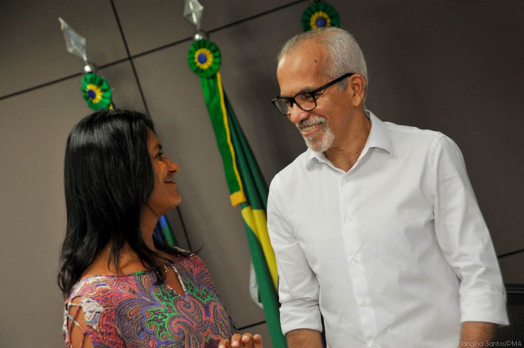 O prefeito de Aracaju, Edvaldo Nogueira, transmitiu o cargo à vice-prefeita, Eliane Aquino, na manhã desta sexta-feira 24; ele viajará a convite do Sistema Integrado de Trânsito Metropolitano (Sintram), de Monterrey (México), para conhecer experiências de mobilidade urbana na cidade, e posteriormente aos Estados Unidos, retornando no dia 6 de março; "Dentro do conceito de cidade inteligente que defendemos para os aracajuanos, estou convencido de que as soluções para a mobilidade urbana não estão em grandes obras, mas em medidas criativas. Por isso, viajarei para conhecer experiências bem-sucedidas de mobilidade", disse o prefeito (Foto: Gisele Federicce) O prefeito de Aracaju, Edvaldo Nogueira, transmitiu o cargo à vice-prefeita, Eliane Aquino, na manhã desta sexta-feira 24; ele viajará a convite do Sistema Integrado de Trânsito Metropolitano (Sintram), de Monterrey (México), para conhecer experiências de mobilidade urbana na cidade, e posteriormente aos Estados Unidos, retornando no dia 6 de março; "Dentro do conceito de cidade inteligente que defendemos para os aracajuanos, estou convencido de que as soluções para a mobilidade urbana não estão em grandes obras, mas em medidas criativas. Por isso, viajarei para conhecer experiências bem-sucedidas de mobilidade", disse o prefeito