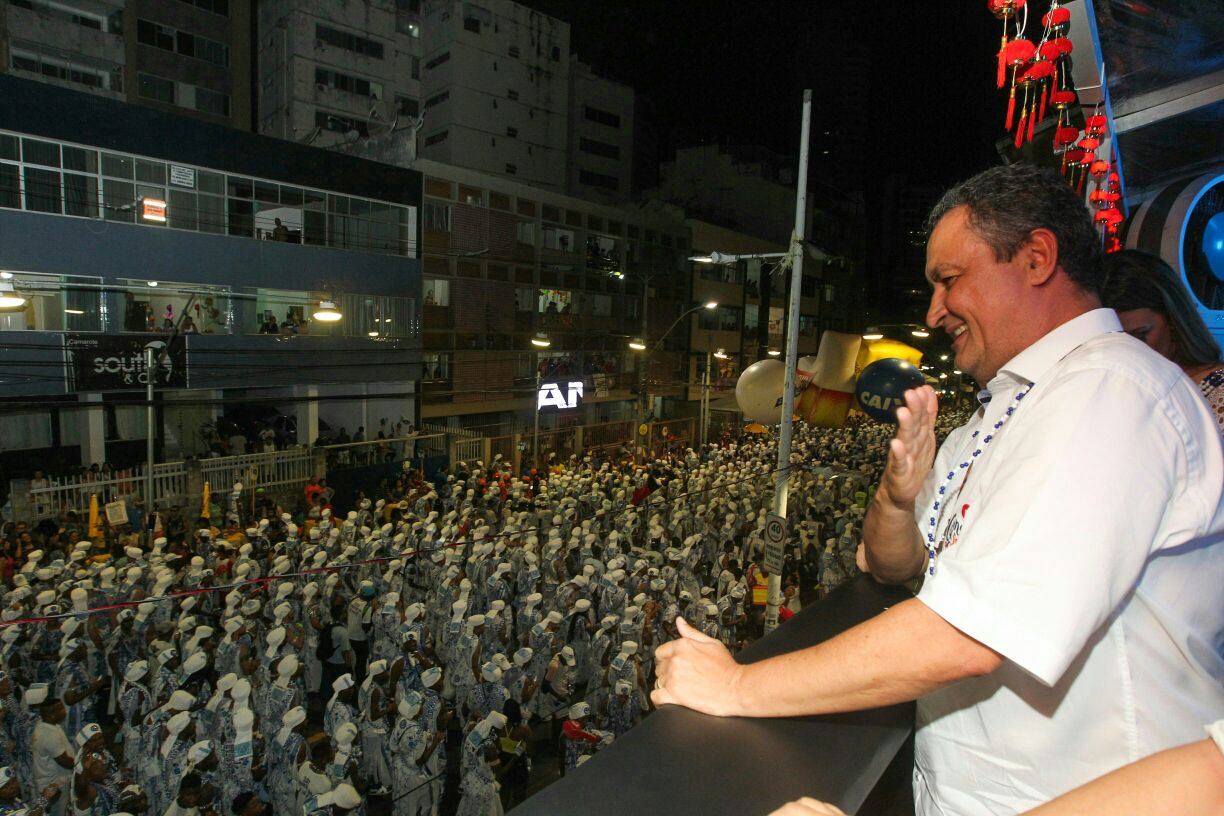Presente a todos os dias do carnaval de Salvador, o governador Rui Costa (PT) cumpriu sua promessa de não se concentrar em discussões políticas, e também fez sua parte para evitar rota de colisão com o prefeito ACM Neto (DEM); Rui se esquivou em vários momentos de falar sobre a disputa de 2018, quando ele deverá tentar se reeleger; foco do governador era destacar o investimento no 'Carnaval sem Cordas', motivo de queda de braço com ACM Neto; "Dá para perceber que quando não tem corda, você integra quem está na calçada com o público que está no asfalto e diminui o atrito e, consequentemente, o número das ocorrências. O Governo do Estado investe para democratizar o Carnaval da Bahia", disse Rui (Foto: Romulo Faro) Presente a todos os dias do carnaval de Salvador, o governador Rui Costa (PT) cumpriu sua promessa de não se concentrar em discussões políticas, e também fez sua parte para evitar rota de colisão com o prefeito ACM Neto (DEM); Rui se esquivou em vários momentos de falar sobre a disputa de 2018, quando ele deverá tentar se reeleger; foco do governador era destacar o investimento no 'Carnaval sem Cordas', motivo de queda de braço com ACM Neto; "Dá para perceber que quando não tem corda, você integra quem está na calçada com o público que está no asfalto e diminui o atrito e, consequentemente, o número das ocorrências. O Governo do Estado investe para democratizar o Carnaval da Bahia", disse Rui