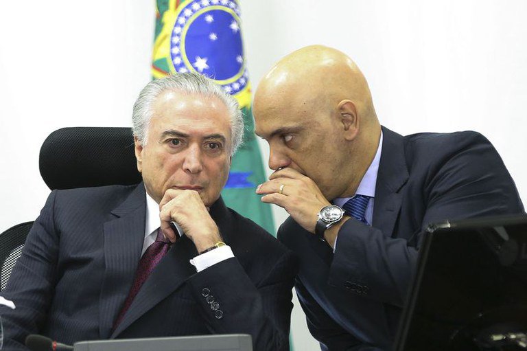 O Supremo nada pode fazer para “opinar” a respeito de um futuro colega de Toga? Claro que sim. Quando a lucidez do Presidente é questionável e quando uma parte significativa dos senadores da República está “ameaçada” de ser presa, obviamente que o STF pode – e tem a obrigação de – se manifestar a respeito de um futuro juiz da Corte (Foto: Marconi Moura de Lima Burum) O Supremo nada pode fazer para “opinar” a respeito de um futuro colega de Toga? Claro que sim. Quando a lucidez do Presidente é questionável e quando uma parte significativa dos senadores da República está “ameaçada” de ser presa, obviamente que o STF pode – e tem a obrigação de – se manifestar a respeito de um futuro juiz da Corte