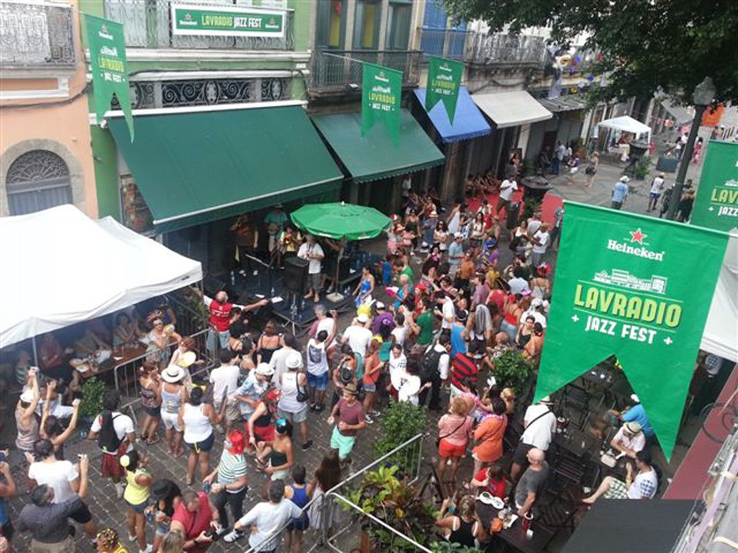 Já em sua quinta edição, o Lavradio Jazz Fest, festival de jazz realizado durante o carnaval do Rio, mais uma vez oferece uma boa opção para quem quer curtir a festa embalado por um ritmo diferente do tradicional; “A gente tomou como inspiração o carnaval de New Orleans, para trazer outros estilos e bandas para a rua. A cada edição nós vemos que muitas pessoas procuram, gostam e vêm mais de um dia”, afirma Artur Branco, coordenador de palco do festival (Foto: Leonardo Lucena) Já em sua quinta edição, o Lavradio Jazz Fest, festival de jazz realizado durante o carnaval do Rio, mais uma vez oferece uma boa opção para quem quer curtir a festa embalado por um ritmo diferente do tradicional; “A gente tomou como inspiração o carnaval de New Orleans, para trazer outros estilos e bandas para a rua. A cada edição nós vemos que muitas pessoas procuram, gostam e vêm mais de um dia”, afirma Artur Branco, coordenador de palco do festival
