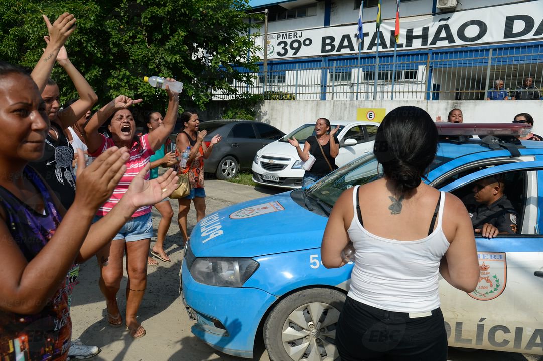 Pela manhã, familiares montaram uma tenda na entrada do Batalhão de Choque localizado no Estácio, centro do Rio, impedindo a entrada e saída dos PMs; iniciada na sexta-feira, a mobilização é pelo pagamento do 13º salário, do Regime Adicional de Serviço (RAS) Olímpico e das metas atrasadas; pelo Twitter, a PM reitera que o trabalho está normal nas ruas (Foto: Gisele Federicce) Pela manhã, familiares montaram uma tenda na entrada do Batalhão de Choque localizado no Estácio, centro do Rio, impedindo a entrada e saída dos PMs; iniciada na sexta-feira, a mobilização é pelo pagamento do 13º salário, do Regime Adicional de Serviço (RAS) Olímpico e das metas atrasadas; pelo Twitter, a PM reitera que o trabalho está normal nas ruas
