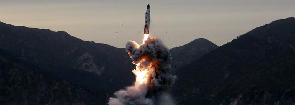 A Coreia do Norte anunciou ter testado com sucesso um novo míssil balístico lançado de uma base aérea situada no oeste do País; o dirigente norte-coreano Kim Jong-Un disse estar “satisfeito que a Coreia do Norte possua um outro meio de ataque nuclear que reforce a potência do país”, segundo declaração à agência oficial de imprensa, KCNA; o teste é considerado pelo presidente americano Donald Trump como uma “provocação” do regime norte-coreano; o assunto será discutido nesta segunda-feira (13), à noite, pelo Conselho de Segurança da ONU
(Foto: Leonardo Lucena) A Coreia do Norte anunciou ter testado com sucesso um novo míssil balístico lançado de uma base aérea situada no oeste do País; o dirigente norte-coreano Kim Jong-Un disse estar “satisfeito que a Coreia do Norte possua um outro meio de ataque nuclear que reforce a potência do país”, segundo declaração à agência oficial de imprensa, KCNA; o teste é considerado pelo presidente americano Donald Trump como uma “provocação” do regime norte-coreano; o assunto será discutido nesta segunda-feira (13), à noite, pelo Conselho de Segurança da ONU