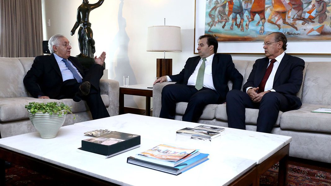 O presidente do Sebrae, Guilherme Afif Domingos, e o presidente da Câmara dos Deputados, Rodrigo Maia, assinaram um acordo de cooperação técnica para auxiliar os parlamentares na consolidação do projeto de lei que vai nortear a Reforma Tributária no Congresso; o Sebrae contratará a Fundação Getúlio Vargas (FGV) para elaborar estudos com sugestões para melhorar o ambiente de negócios; “O Brasil precisa de um grande Simples, e o Sebrae tem essa experiência. Queremos facilitar a vida do cidadão e diminuir a burocracia”, disse Afif (Foto: Leonardo Lucena) O presidente do Sebrae, Guilherme Afif Domingos, e o presidente da Câmara dos Deputados, Rodrigo Maia, assinaram um acordo de cooperação técnica para auxiliar os parlamentares na consolidação do projeto de lei que vai nortear a Reforma Tributária no Congresso; o Sebrae contratará a Fundação Getúlio Vargas (FGV) para elaborar estudos com sugestões para melhorar o ambiente de negócios; “O Brasil precisa de um grande Simples, e o Sebrae tem essa experiência. Queremos facilitar a vida do cidadão e diminuir a burocracia”, disse Afif