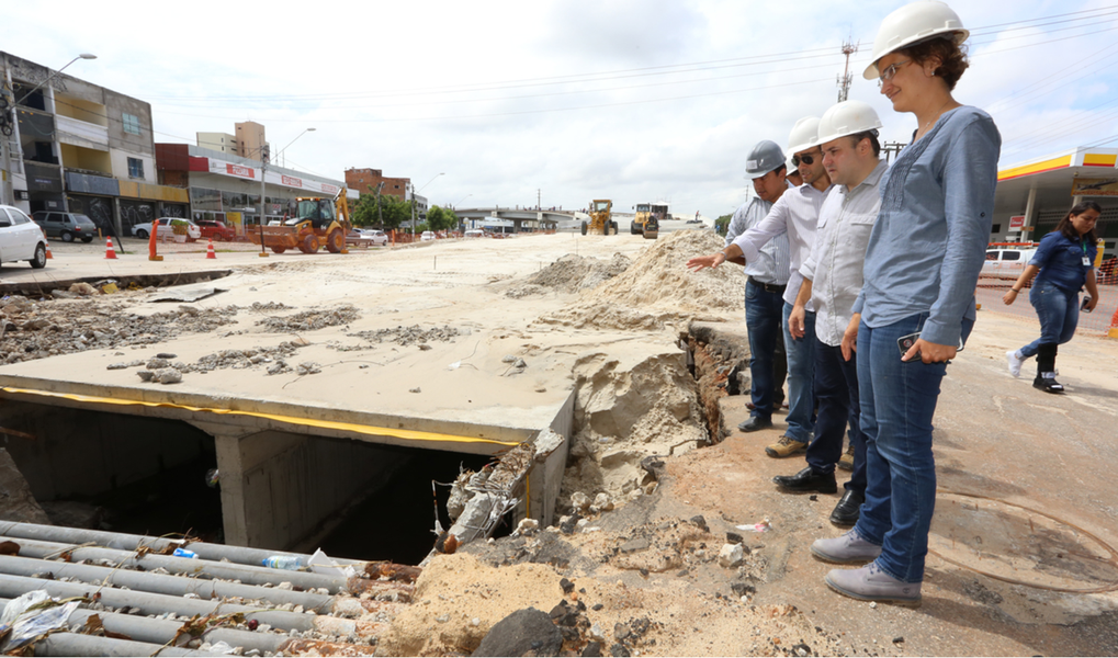Durante visita às intervenções da Av. Aguanambi, na manhã desta segunda-feira (13), o prefeito Roberto Cláudio (PDT) anunciou que em março será liberado o trânsito da primeira etapa do viaduto sobre a Rotária Manoel Dias Branco, além da entrega à população das passarelas sobre o Rio Cocó, no Lagamar (Foto: Rodrigo Rocha) Durante visita às intervenções da Av. Aguanambi, na manhã desta segunda-feira (13), o prefeito Roberto Cláudio (PDT) anunciou que em março será liberado o trânsito da primeira etapa do viaduto sobre a Rotária Manoel Dias Branco, além da entrega à população das passarelas sobre o Rio Cocó, no Lagamar