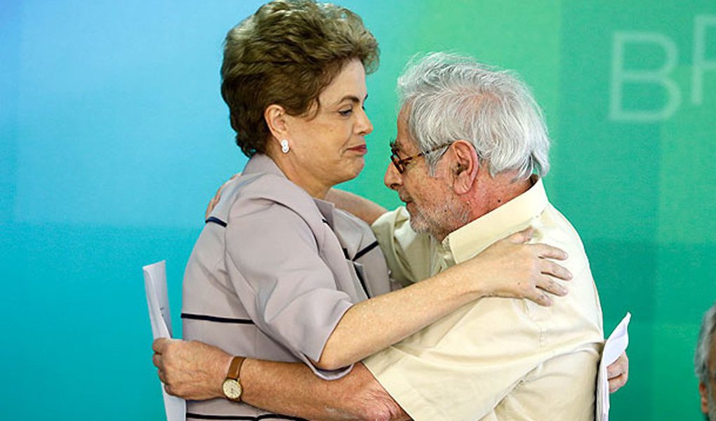 O discurso do escritor brasileiro Raduan Nassar, que denunciou o golpe e as arbitrariedades cometidas no Brasil ao receber o Prêmio Camões nesta sexta-feira, 17, foi elogiado pela presidente deposta Dilma Rousseff; "Parabéns, Raduan Nassar, pelo Prêmio Camões de literatura e pela coragem de "não ficar calado" diante do golpe e dos desmandos do governo ilegítimo", disse a presidente deposta em sua página no Facebook (Foto: Aquiles Lins) O discurso do escritor brasileiro Raduan Nassar, que denunciou o golpe e as arbitrariedades cometidas no Brasil ao receber o Prêmio Camões nesta sexta-feira, 17, foi elogiado pela presidente deposta Dilma Rousseff; "Parabéns, Raduan Nassar, pelo Prêmio Camões de literatura e pela coragem de "não ficar calado" diante do golpe e dos desmandos do governo ilegítimo", disse a presidente deposta em sua página no Facebook