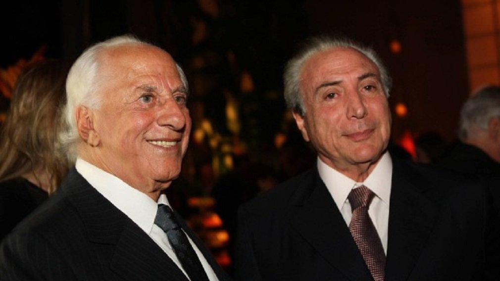 "Yunes e Temer se conheceram no final dos anos 50, no curso de Direito do Largo São Francisco, na USP. São amigos de quase 60 anos. Desde muito jovens. Mais do que isso, foram sócios e tem uma relação de cumplicidade que vai muito além da política. Yunes sempre se encarregou, segundo uma fonte que conviveu com ambos, das tarefas mais comezinhas para o amigo. Aquelas que só um grande amigo pode cumprir e que exigem total discrição", escreve o editor da Revista Fórum, Renato Rovai (Foto: José Barbacena) "Yunes e Temer se conheceram no final dos anos 50, no curso de Direito do Largo São Francisco, na USP. São amigos de quase 60 anos. Desde muito jovens. Mais do que isso, foram sócios e tem uma relação de cumplicidade que vai muito além da política. Yunes sempre se encarregou, segundo uma fonte que conviveu com ambos, das tarefas mais comezinhas para o amigo. Aquelas que só um grande amigo pode cumprir e que exigem total discrição", escreve o editor da Revista Fórum, Renato Rovai