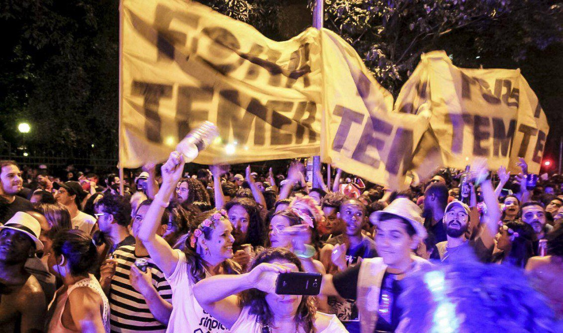 O grito que estava sendo ensaiado há alguns meses de Fora Temer veio à tona como uma força tsunâmica. Nem os mais otimistas imaginavam que ele poderia ser tão forte. E causar tanto estrago na já carcomida imagem do governo em voga (Foto: Renato Rovai) O grito que estava sendo ensaiado há alguns meses de Fora Temer veio à tona como uma força tsunâmica. Nem os mais otimistas imaginavam que ele poderia ser tão forte. E causar tanto estrago na já carcomida imagem do governo em voga