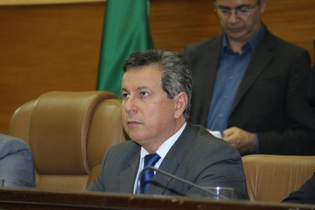 O presidente da OAB de Sergipe, Henri Clay Andrade lançou nesta segunda-feira proposta de referendo popular sobre as reformas da previdência e trabalhista; ato ocorreu durante o lançamento do comitê de defesa dos direitos sociais, em ato na Assembleia Legislativa, em Aracaju; segundo Henri Clay, a proposta do referendo será objeto de mobilização popular através de colheita assinaturas reivindicando decreto legislativo. "As reformas da previdência e trabalhista, inclusive o projeto de terceirização, que tramitam no Congresso Nacional, são matérias de acentuada relevância social, porque visam transformar a estrutura e a concepção do estado social brasileiro, com redução de direitos sociais fundamentais" (Foto: José Barbacena) O presidente da OAB de Sergipe, Henri Clay Andrade lançou nesta segunda-feira proposta de referendo popular sobre as reformas da previdência e trabalhista; ato ocorreu durante o lançamento do comitê de defesa dos direitos sociais, em ato na Assembleia Legislativa, em Aracaju; segundo Henri Clay, a proposta do referendo será objeto de mobilização popular através de colheita assinaturas reivindicando decreto legislativo. "As reformas da previdência e trabalhista, inclusive o projeto de terceirização, que tramitam no Congresso Nacional, são matérias de acentuada relevância social, porque visam transformar a estrutura e a concepção do estado social brasileiro, com redução de direitos sociais fundamentais"