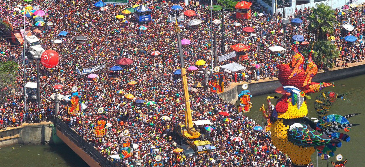A segurança do carnaval em Pernambuco contará com 31.213 policiais militares, civis e bombeiros, efetivo que será lançado entre a sexta-feira (24) e o dia 5 de março; dois helicópteros ajudarão na segurança; também estará em funcionamento o Centro de Operações do carnaval, que atuará em tempo real e integral; de acordo com o secretário de Defesa Social, Angelo Fernandes Gioia, "proporcionalmente, teremos mais policiamento, uma vez que diversas cidades, a exemplo de São Lourenço da Mata e Carpina, cancelaram os festejos por falta de recursos financeiros" (Foto: Leonardo Lucena) A segurança do carnaval em Pernambuco contará com 31.213 policiais militares, civis e bombeiros, efetivo que será lançado entre a sexta-feira (24) e o dia 5 de março; dois helicópteros ajudarão na segurança; também estará em funcionamento o Centro de Operações do carnaval, que atuará em tempo real e integral; de acordo com o secretário de Defesa Social, Angelo Fernandes Gioia, "proporcionalmente, teremos mais policiamento, uma vez que diversas cidades, a exemplo de São Lourenço da Mata e Carpina, cancelaram os festejos por falta de recursos financeiros"