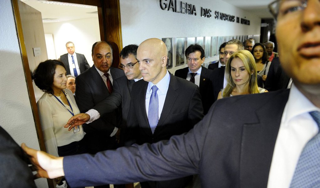 "O senhor terá imparcialidade para julgar os que estarão o sabatinando se por ventura eles forem indiciados na Lava Jato?", diz uma das centenas de perguntas direcionadas ao ex-ministro da Justiça, Alexandre de Moraes, e encaminhadas ao portal e-Cidadania, do Senado; "O senhor votará de acordo com a Constituição ou de acordo com a vontade de Temer?"; "O senhor foi indicado por que ajudou Marcela Temer?", confira (Foto: Aquiles Lins) "O senhor terá imparcialidade para julgar os que estarão o sabatinando se por ventura eles forem indiciados na Lava Jato?", diz uma das centenas de perguntas direcionadas ao ex-ministro da Justiça, Alexandre de Moraes, e encaminhadas ao portal e-Cidadania, do Senado; "O senhor votará de acordo com a Constituição ou de acordo com a vontade de Temer?"; "O senhor foi indicado por que ajudou Marcela Temer?", confira