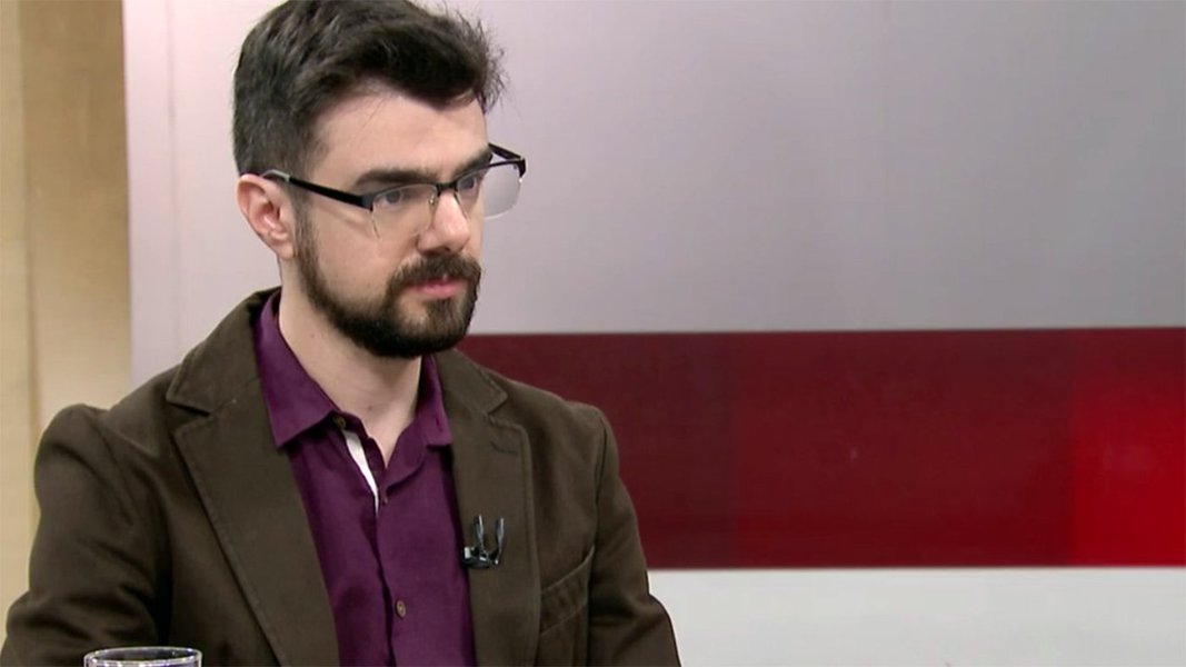 Em entrevista ao programa Entre Aspas, da Globonews, o economista Guilherme Santos Melo, professor da Unicamp, fez duras críticas ao governo de Michel Temer; o economista chamou o governo de "ilegítimo" e o acusou de querer implantar uma agenda de desenvolvimento para o país que já foi apresentada nas urnas e rejeitada pela população; "Eu fico muito preocupado quando nós economistas ou um grupo da elite política, sob investigação, diga-se de passagem, quer colocar para a população uma agenda de desenvolvimento, de como deve ser o país, à revelia de como a população vem se comportando há algum tempo que não quer isso. Então, esse governo nasce impopular e ilegítimo" (Foto: Aquiles Lins) Em entrevista ao programa Entre Aspas, da Globonews, o economista Guilherme Santos Melo, professor da Unicamp, fez duras críticas ao governo de Michel Temer; o economista chamou o governo de "ilegítimo" e o acusou de querer implantar uma agenda de desenvolvimento para o país que já foi apresentada nas urnas e rejeitada pela população; "Eu fico muito preocupado quando nós economistas ou um grupo da elite política, sob investigação, diga-se de passagem, quer colocar para a população uma agenda de desenvolvimento, de como deve ser o país, à revelia de como a população vem se comportando há algum tempo que não quer isso. Então, esse governo nasce impopular e ilegítimo"