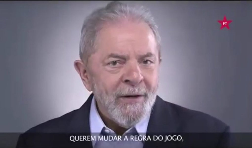 Em vídeo divulgado pela página do PT no Facebook, o ex-presidente Lula argumenta que a reforma da Previdência proposta por Michel Temer, que será a pior do mundo se aprovada, não pode tramitar sem um amplo debate por parte dos brasileiros; "Querem mudar a regra do jogo, jogando a culpa da crise em cima do trabalhador. E numa hora em que o desemprego deixou milhões de pessoas sem condições de contribuir", diz Lula; "Só um governo eleito pelo povo terá legitimidade para fazer esse debate e garantir o sagrado direito da aposentadoria para o povo brasileiro", disse Lula, que lidera todas as pesquisas de preferência do eleitor para eleições presidenciais (Foto: Aquiles Lins) Em vídeo divulgado pela página do PT no Facebook, o ex-presidente Lula argumenta que a reforma da Previdência proposta por Michel Temer, que será a pior do mundo se aprovada, não pode tramitar sem um amplo debate por parte dos brasileiros; "Querem mudar a regra do jogo, jogando a culpa da crise em cima do trabalhador. E numa hora em que o desemprego deixou milhões de pessoas sem condições de contribuir", diz Lula; "Só um governo eleito pelo povo terá legitimidade para fazer esse debate e garantir o sagrado direito da aposentadoria para o povo brasileiro", disse Lula, que lidera todas as pesquisas de preferência do eleitor para eleições presidenciais