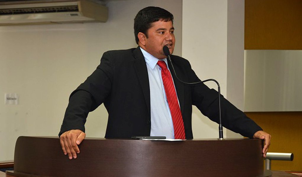 Vereador Rogério Freitas (PMDB) destacou durante sessão extraordinária realizada a repercussão das matérias apresentadas, na vida dos palmenses; foram aprovados o Orçamento 2017 e a revisão da Planta de Valores que aumentará o IPTU da Capital numa média geral de 35%, além do ITBI; conforme Rogério Feitas, a condução dos trabalhos foi desrespeitosa e as comissões se tornaram desnecessárias; ‟Foi subestimada a capacidade individual de cada vereador, pessoas que foram escolhidas para o cargo no legislativo. Não sabemos qual o papel que a Câmara está cumprindo” (Foto: Leonardo Lucena) Vereador Rogério Freitas (PMDB) destacou durante sessão extraordinária realizada a repercussão das matérias apresentadas, na vida dos palmenses; foram aprovados o Orçamento 2017 e a revisão da Planta de Valores que aumentará o IPTU da Capital numa média geral de 35%, além do ITBI; conforme Rogério Feitas, a condução dos trabalhos foi desrespeitosa e as comissões se tornaram desnecessárias; ‟Foi subestimada a capacidade individual de cada vereador, pessoas que foram escolhidas para o cargo no legislativo. Não sabemos qual o papel que a Câmara está cumprindo”