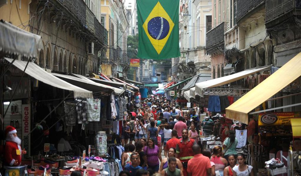 O comércio lojista da Cidade do Rio de Janeiro vendeu menos 9,5% em janeiro, em relação ao mesmo mês de 2016, de acordo com a pesquisa Termômetro de Vendas divulgada mensalmente pelo Centro de Estudos do Clube de Diretores Lojistas do Rio de Janeiro – CDLRio, que abrange cerca de 750 estabelecimentos comerciais da Cidade; “Normalmente janeiro é um mês fraco em termos de vendas. É o início das férias, quando muita gente viaja, imprensado entre o Natal e o Carnaval. E nem mesmo as ações promovidas pelo comércio, como promoções e liquidações foram suficientes para aumentar as vendas” explica Aldo Gonçalves, presidente do CDLRio (Foto: Leonardo Attuch) O comércio lojista da Cidade do Rio de Janeiro vendeu menos 9,5% em janeiro, em relação ao mesmo mês de 2016, de acordo com a pesquisa Termômetro de Vendas divulgada mensalmente pelo Centro de Estudos do Clube de Diretores Lojistas do Rio de Janeiro – CDLRio, que abrange cerca de 750 estabelecimentos comerciais da Cidade; “Normalmente janeiro é um mês fraco em termos de vendas. É o início das férias, quando muita gente viaja, imprensado entre o Natal e o Carnaval. E nem mesmo as ações promovidas pelo comércio, como promoções e liquidações foram suficientes para aumentar as vendas” explica Aldo Gonçalves, presidente do CDLRio